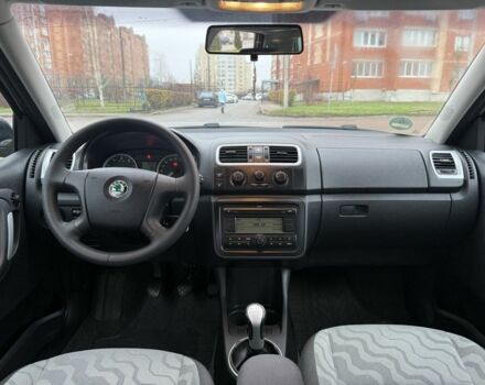 Черный Шкода Фабия, объемом двигателя 1.6 л и пробегом 195 тыс. км за 6500 $, фото 8 на Automoto.ua