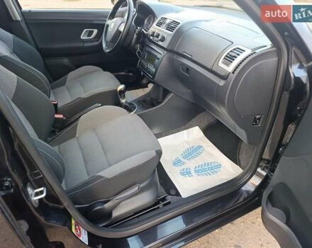 Черный Шкода Фабия, объемом двигателя 1.4 л и пробегом 219 тыс. км за 5999 $, фото 4 на Automoto.ua