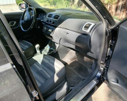 Черный Шкода Фабия, объемом двигателя 1.4 л и пробегом 124 тыс. км за 5400 $, фото 7 на Automoto.ua