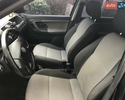 Черный Шкода Фабия, объемом двигателя 1.6 л и пробегом 257 тыс. км за 6000 $, фото 6 на Automoto.ua