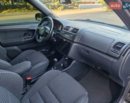 Черный Шкода Фабия, объемом двигателя 1.4 л и пробегом 225 тыс. км за 8600 $, фото 28 на Automoto.ua