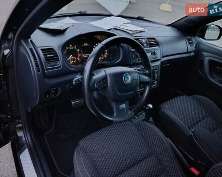 Черный Шкода Фабия, объемом двигателя 1.4 л и пробегом 203 тыс. км за 10500 $, фото 9 на Automoto.ua