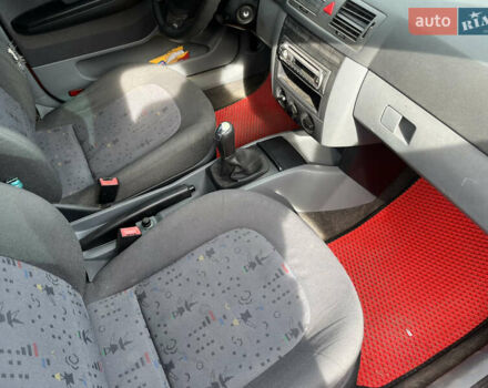 Красный Шкода Фабия, объемом двигателя 1.2 л и пробегом 400 тыс. км за 3500 $, фото 5 на Automoto.ua