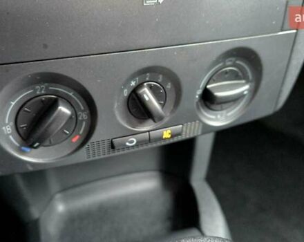 Червоний Шкода Фабія, об'ємом двигуна 1.39 л та пробігом 130 тис. км за 5999 $, фото 41 на Automoto.ua