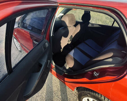 Красный Шкода Фабия, объемом двигателя 1.2 л и пробегом 229 тыс. км за 3300 $, фото 6 на Automoto.ua