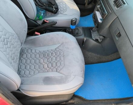 Красный Шкода Фабия, объемом двигателя 1.2 л и пробегом 300 тыс. км за 3500 $, фото 5 на Automoto.ua