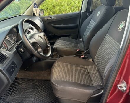 Красный Шкода Фабия, объемом двигателя 1.2 л и пробегом 187 тыс. км за 3350 $, фото 5 на Automoto.ua