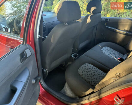 Красный Шкода Фабия, объемом двигателя 1.2 л и пробегом 150 тыс. км за 3950 $, фото 7 на Automoto.ua