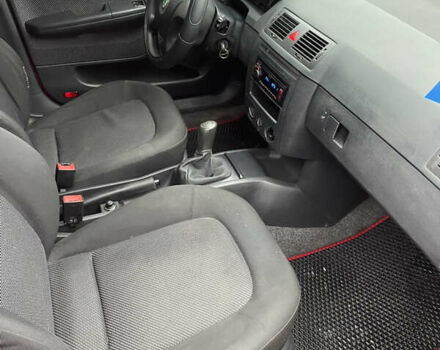 Шкода Фабия 2006 в Звенигородка на Automoto.ua Красный Шкода Фабия, объемом двигателя 1.39 л и пробегом 291 тыс. км за 4100 $, фото 7 на Automoto.ua