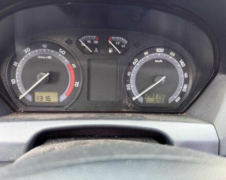 Красный Шкода Фабия, объемом двигателя 1.2 л и пробегом 283 тыс. км за 3700 $, фото 8 на Automoto.ua