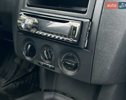 Красный Шкода Фабия, объемом двигателя 1.2 л и пробегом 189 тыс. км за 3599 $, фото 9 на Automoto.ua