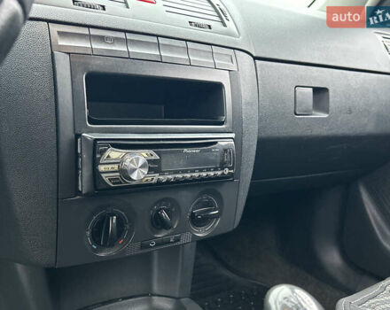 Красный Шкода Фабия, объемом двигателя 1.2 л и пробегом 189 тыс. км за 3599 $, фото 12 на Automoto.ua