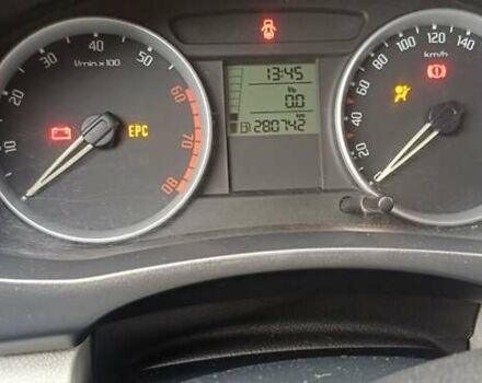 Красный Шкода Фабия, объемом двигателя 1.39 л и пробегом 280 тыс. км за 3900 $, фото 18 на Automoto.ua