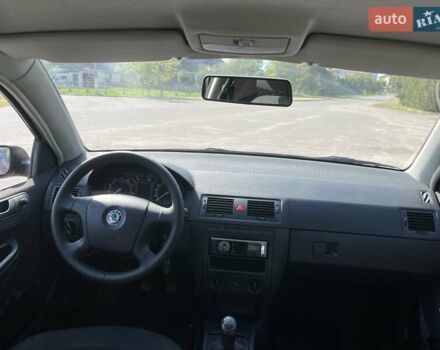 Красный Шкода Фабия, объемом двигателя 1.2 л и пробегом 253 тыс. км за 3750 $, фото 4 на Automoto.ua