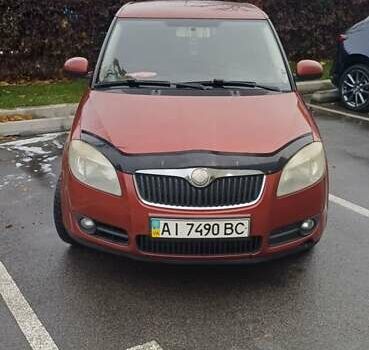 Красный Шкода Фабия, объемом двигателя 1.39 л и пробегом 280 тыс. км за 3900 $, фото 1 на Automoto.ua