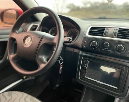 Красный Шкода Фабия, объемом двигателя 1.6 л и пробегом 235 тыс. км за 6600 $, фото 7 на Automoto.ua