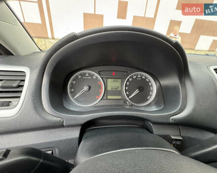 Красный Шкода Фабия, объемом двигателя 1.6 л и пробегом 203 тыс. км за 6300 $, фото 10 на Automoto.ua