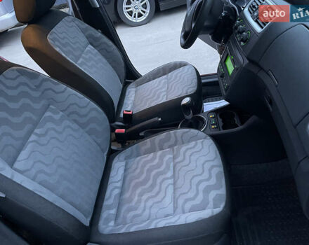 Красный Шкода Фабия, объемом двигателя 1.39 л и пробегом 181 тыс. км за 5200 $, фото 34 на Automoto.ua