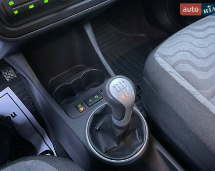 Красный Шкода Фабия, объемом двигателя 1.39 л и пробегом 181 тыс. км за 5200 $, фото 24 на Automoto.ua