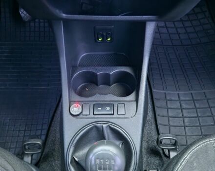 Красный Шкода Фабия, объемом двигателя 1.4 л и пробегом 224 тыс. км за 4750 $, фото 18 на Automoto.ua