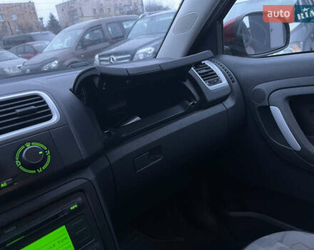 Красный Шкода Фабия, объемом двигателя 1.39 л и пробегом 181 тыс. км за 5200 $, фото 25 на Automoto.ua