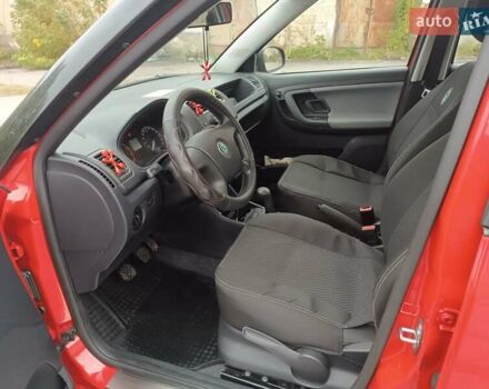 Красный Шкода Фабия, объемом двигателя 1.39 л и пробегом 185 тыс. км за 5450 $, фото 4 на Automoto.ua