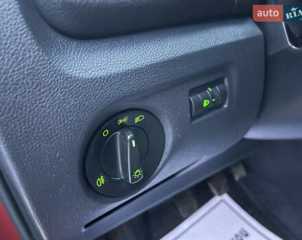 Красный Шкода Фабия, объемом двигателя 1.39 л и пробегом 181 тыс. км за 5200 $, фото 19 на Automoto.ua