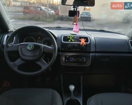 Красный Шкода Фабия, объемом двигателя 1.39 л и пробегом 176 тыс. км за 5600 $, фото 6 на Automoto.ua