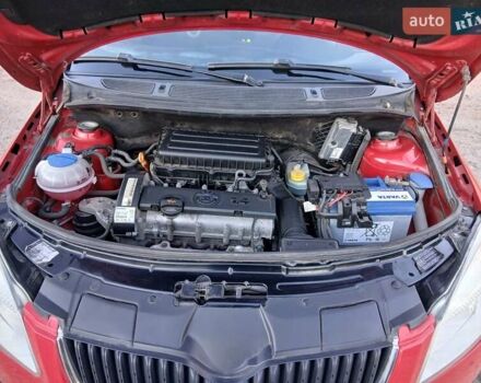 Красный Шкода Фабия, объемом двигателя 1.39 л и пробегом 176 тыс. км за 5600 $, фото 10 на Automoto.ua