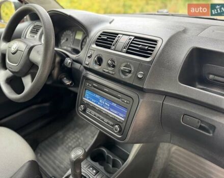 Шкода Фабия 2011 в Днепре (Днепропетровске) на Automoto.ua Красный Шкода Фабия, объемом двигателя 1.6 л и пробегом 199 тыс. км за 4999 $, фото 9 на Automoto.ua