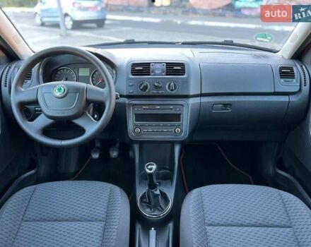 Красный Шкода Фабия, объемом двигателя 1.2 л и пробегом 211 тыс. км за 5400 $, фото 2 на Automoto.ua