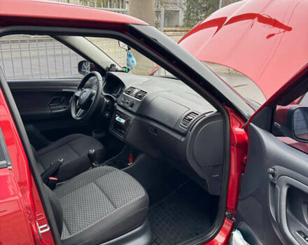 Красный Шкода Фабия, объемом двигателя 1.39 л и пробегом 219 тыс. км за 6300 $, фото 4 на Automoto.ua