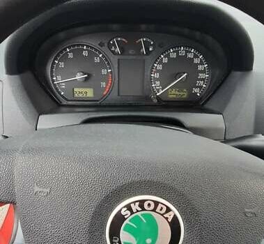 Красный Шкода Фабия, объемом двигателя 1.39 л и пробегом 214 тыс. км за 3900 $, фото 4 на Automoto.ua