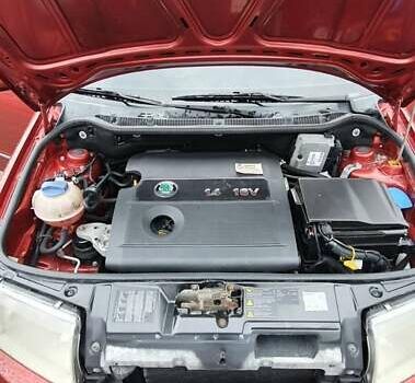 Красный Шкода Фабия, объемом двигателя 1.39 л и пробегом 214 тыс. км за 3900 $, фото 1 на Automoto.ua