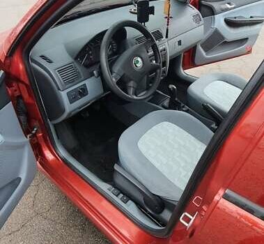 Красный Шкода Фабия, объемом двигателя 1.39 л и пробегом 214 тыс. км за 3900 $, фото 5 на Automoto.ua