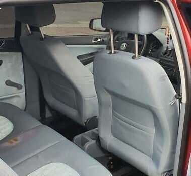 Красный Шкода Фабия, объемом двигателя 1.39 л и пробегом 214 тыс. км за 3900 $, фото 6 на Automoto.ua