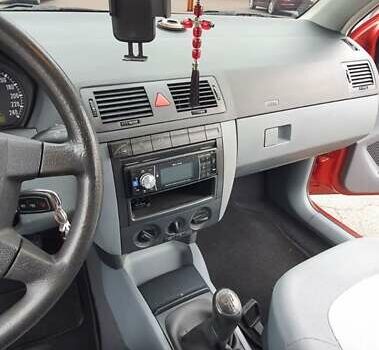 Красный Шкода Фабия, объемом двигателя 1.39 л и пробегом 214 тыс. км за 3900 $, фото 2 на Automoto.ua