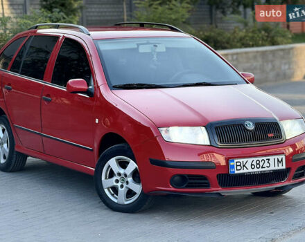 Красный Шкода Фабия, объемом двигателя 1.39 л и пробегом 241 тыс. км за 4399 $, фото 3 на Automoto.ua