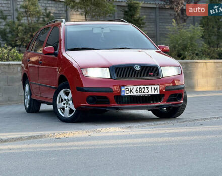 Красный Шкода Фабия, объемом двигателя 1.39 л и пробегом 241 тыс. км за 4399 $, фото 2 на Automoto.ua