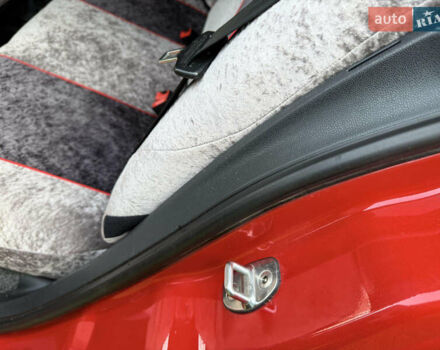 Красный Шкода Фабия, объемом двигателя 1.39 л и пробегом 209 тыс. км за 3990 $, фото 28 на Automoto.ua