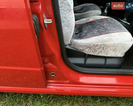Красный Шкода Фабия, объемом двигателя 1.39 л и пробегом 209 тыс. км за 3990 $, фото 22 на Automoto.ua