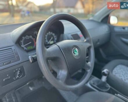 Красный Шкода Фабия, объемом двигателя 1.39 л и пробегом 201 тыс. км за 4199 $, фото 16 на Automoto.ua