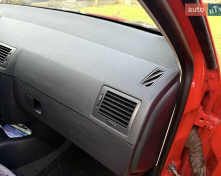 Красный Шкода Фабия, объемом двигателя 1.39 л и пробегом 209 тыс. км за 3990 $, фото 23 на Automoto.ua