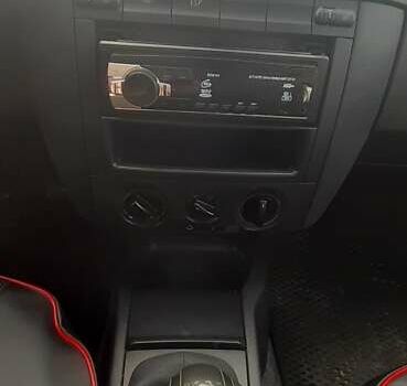 Красный Шкода Фабия, объемом двигателя 1.4 л и пробегом 255 тыс. км за 4100 $, фото 7 на Automoto.ua