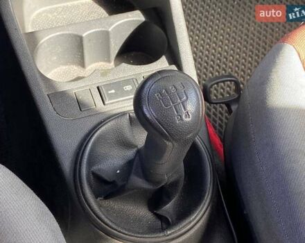 Красный Шкода Фабия, объемом двигателя 1.39 л и пробегом 258 тыс. км за 4690 $, фото 17 на Automoto.ua