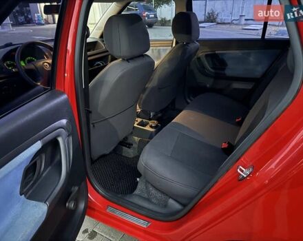 Красный Шкода Фабия, объемом двигателя 1.39 л и пробегом 146 тыс. км за 6200 $, фото 12 на Automoto.ua