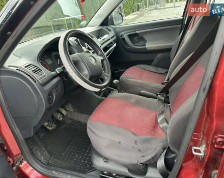 Красный Шкода Фабия, объемом двигателя 1.39 л и пробегом 182 тыс. км за 5500 $, фото 10 на Automoto.ua