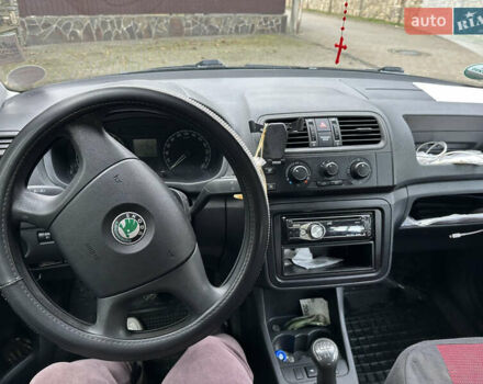 Красный Шкода Фабия, объемом двигателя 1.39 л и пробегом 182 тыс. км за 5500 $, фото 1 на Automoto.ua