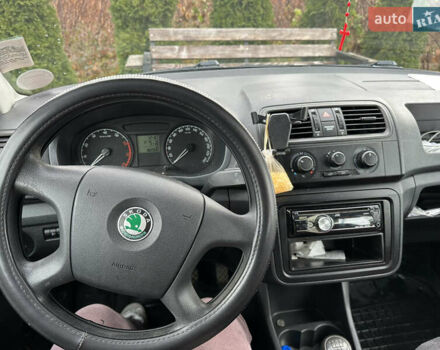 Красный Шкода Фабия, объемом двигателя 1.39 л и пробегом 182 тыс. км за 5500 $, фото 11 на Automoto.ua