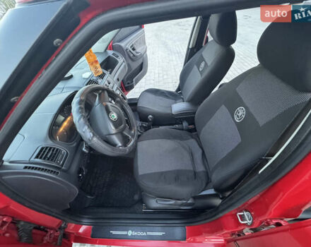 Красный Шкода Фабия, объемом двигателя 1.6 л и пробегом 330 тыс. км за 5400 $, фото 4 на Automoto.ua